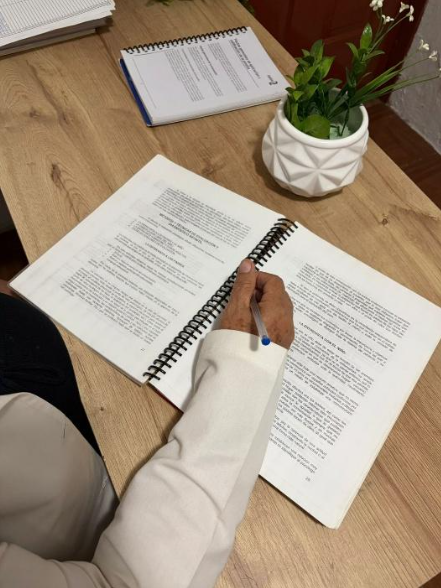 Psicólogo trabajando con adolescente