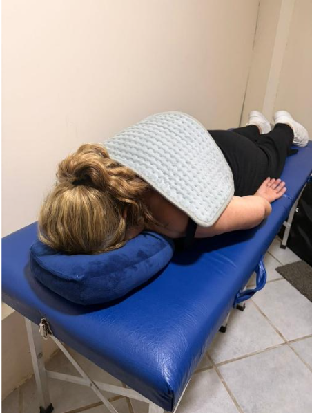 Fisioterapeuta trabajando con adolescente