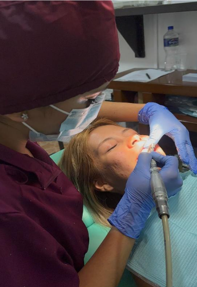 Dentista trabajando con adolescente